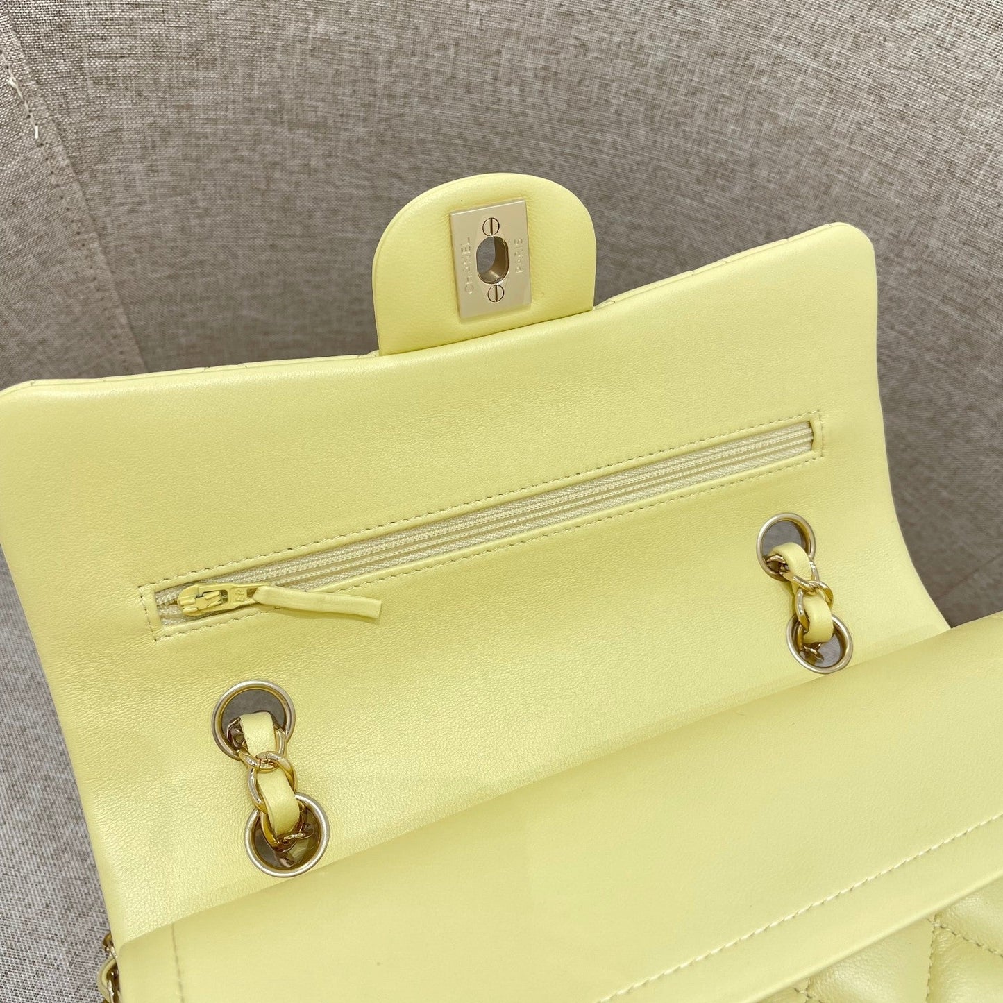 フラップバッグ 25cm パステルイエロー ラムスキン ゴールド金具
