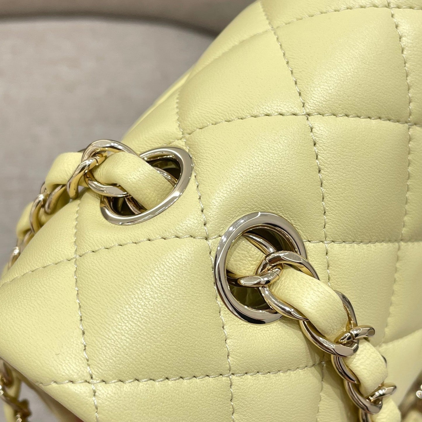 フラップバッグ 25cm パステルイエロー ラムスキン ゴールド金具