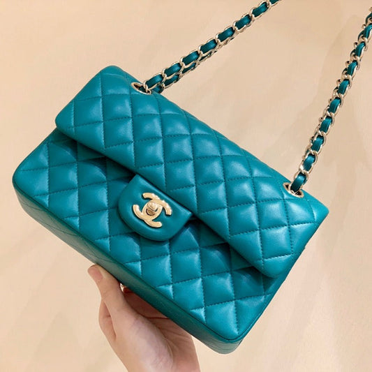SAC À RABAT 23 CM EN CUIR D'AGNEAU VERT GEMME ET QUINCAILLERIE DORÉ