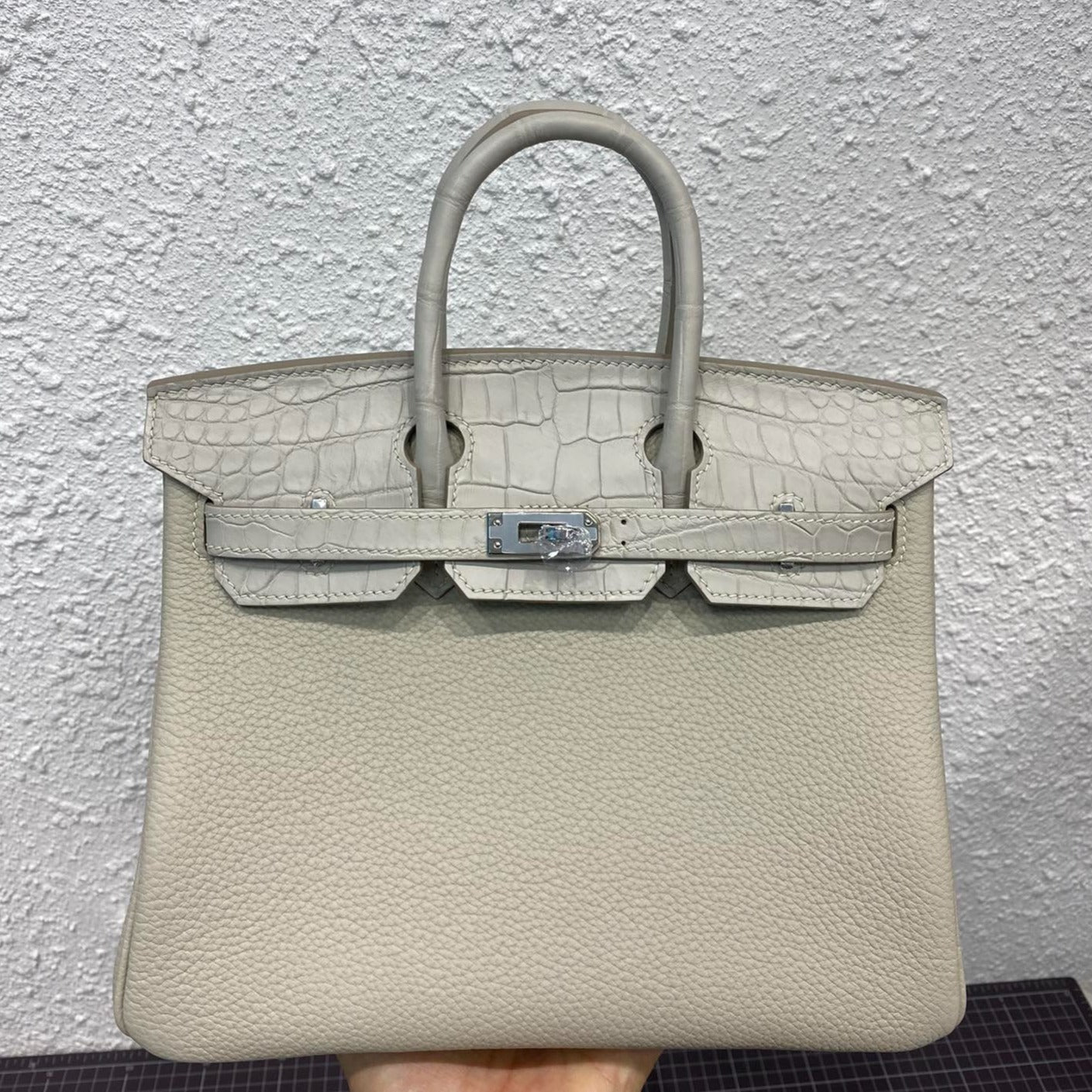 HM BIRKIN 25CM GRIS PERLE CUIR CROCODILE ET TOGO QUINCAILLERIE ARGENTÉE