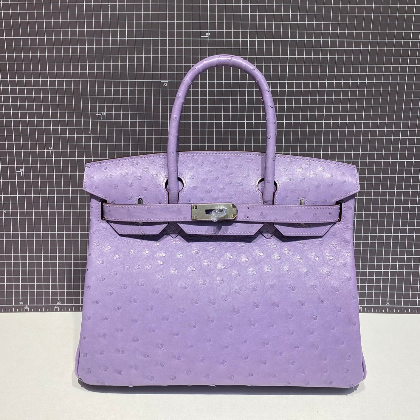Sac HM Birkin 30 cm en cuir d'autruche violet, accessoires argentés