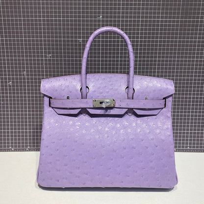 Sac HM Birkin 30 cm en cuir d'autruche violet, accessoires argentés