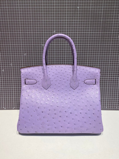 Sac HM Birkin 30 cm en cuir d'autruche violet, accessoires argentés