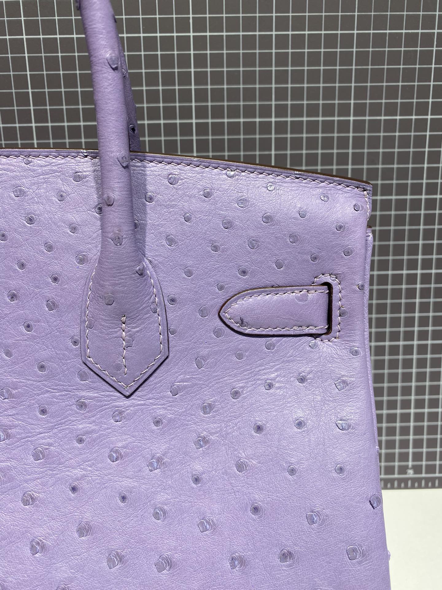 Sac HM Birkin 30 cm en cuir d'autruche violet, accessoires argentés