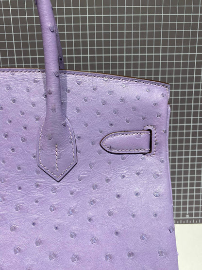 Sac HM Birkin 30 cm en cuir d'autruche violet, accessoires argentés