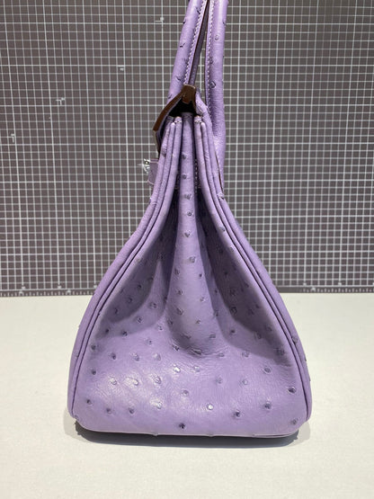 Sac HM Birkin 30 cm en cuir d'autruche violet, accessoires argentés