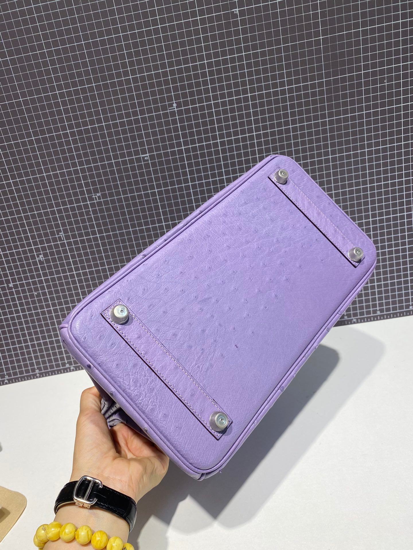 Sac HM Birkin 30 cm en cuir d'autruche violet, accessoires argentés