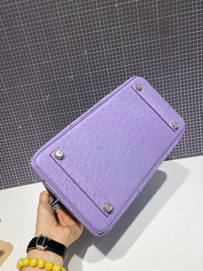Sac HM Birkin 30 cm en cuir d'autruche violet, accessoires argentés