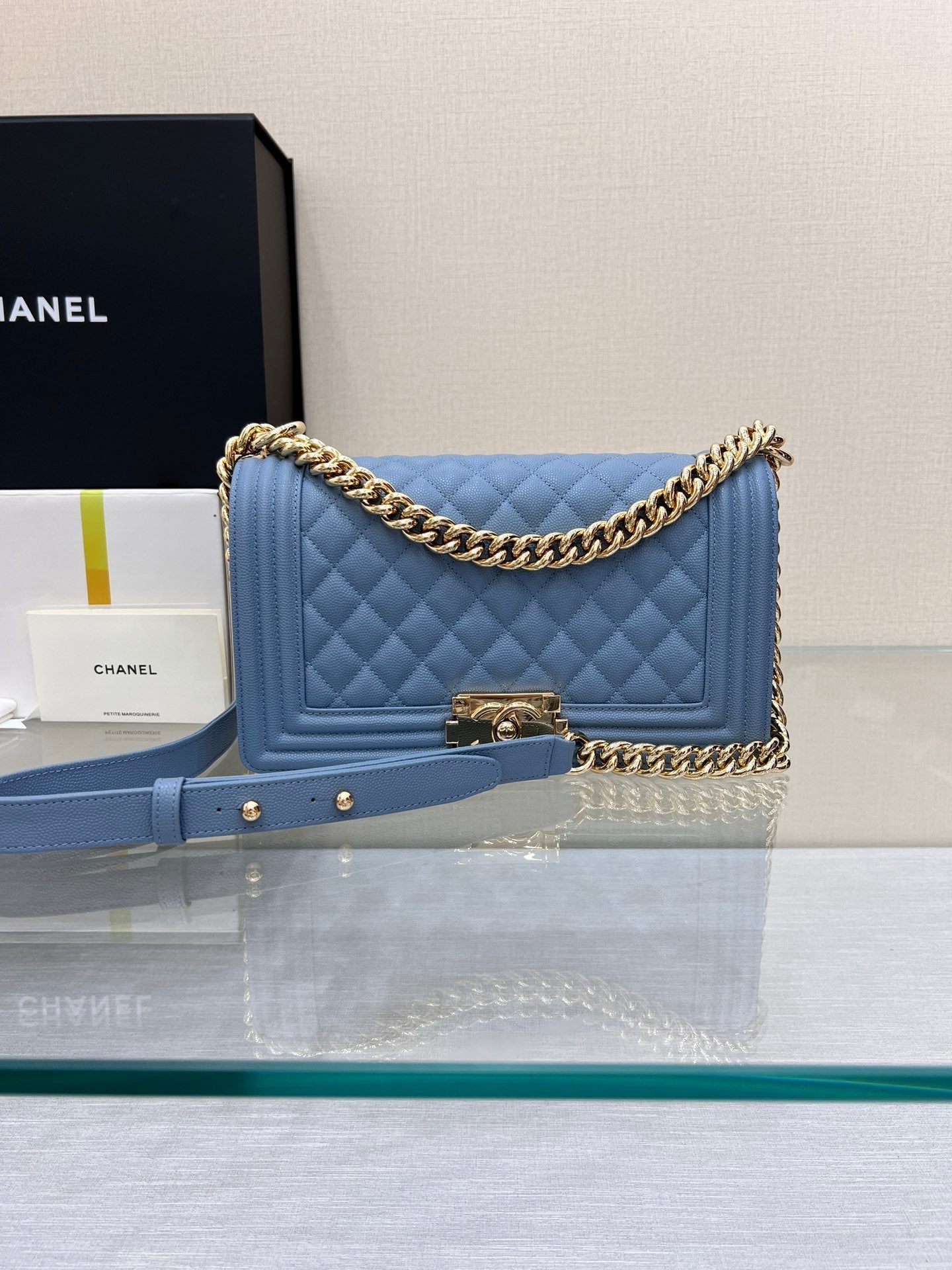 ボーイズバッグ ミディアム 25 クラウドブルー キャビア ゴールドハードウェア