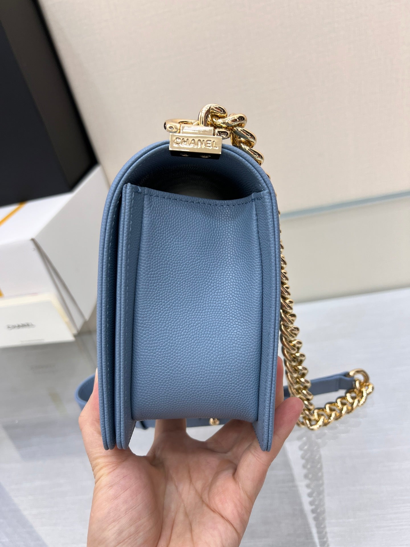 ボーイズバッグ ミディアム 25 クラウドブルー キャビア ゴールドハードウェア
