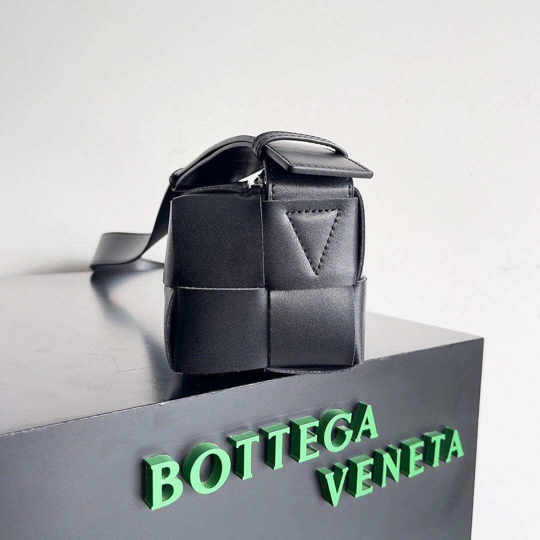 BV PETITE BRIQUE 24CM PEAU D'AGNEAU NOIRE 