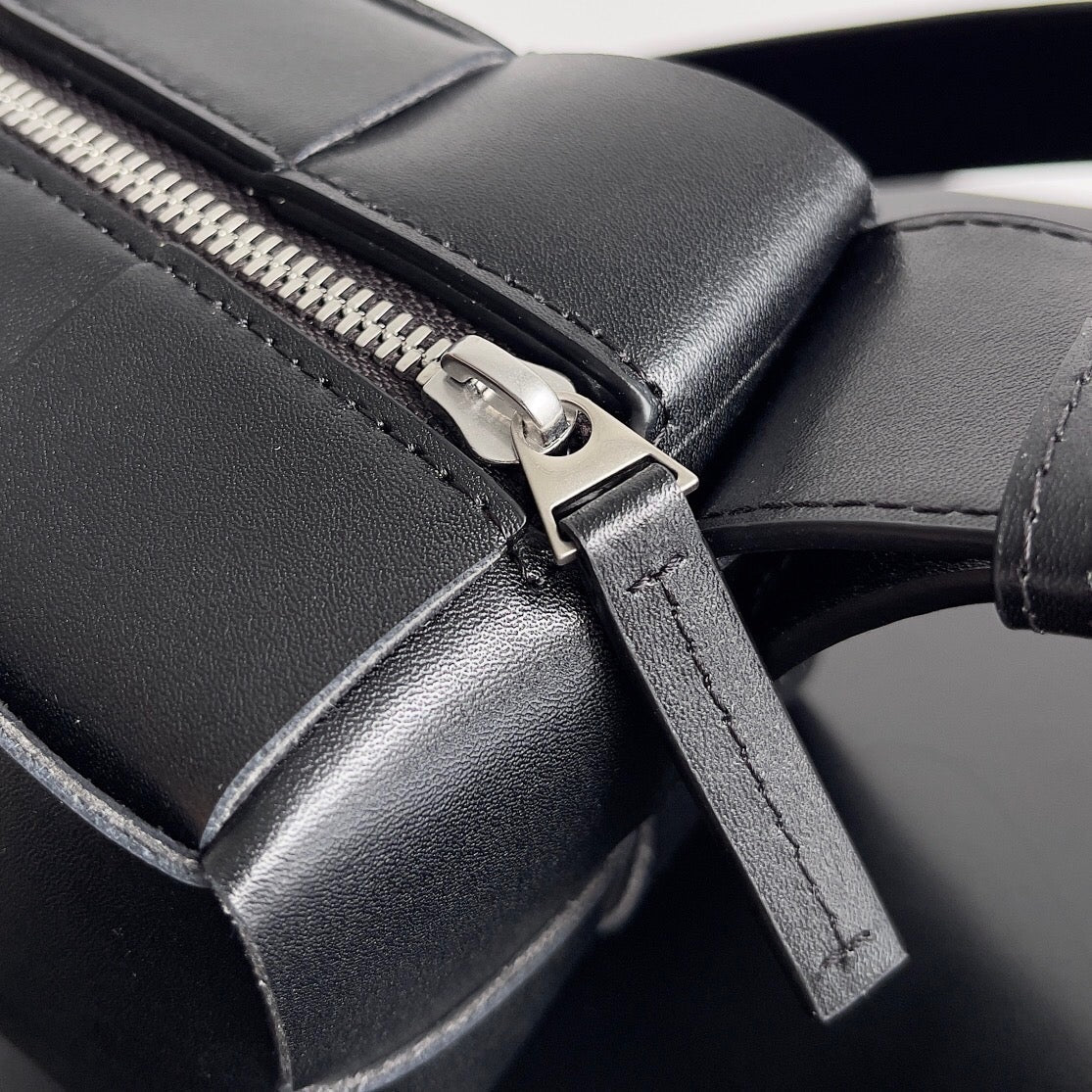 BV PETITE BRIQUE 24CM PEAU D'AGNEAU NOIRE 