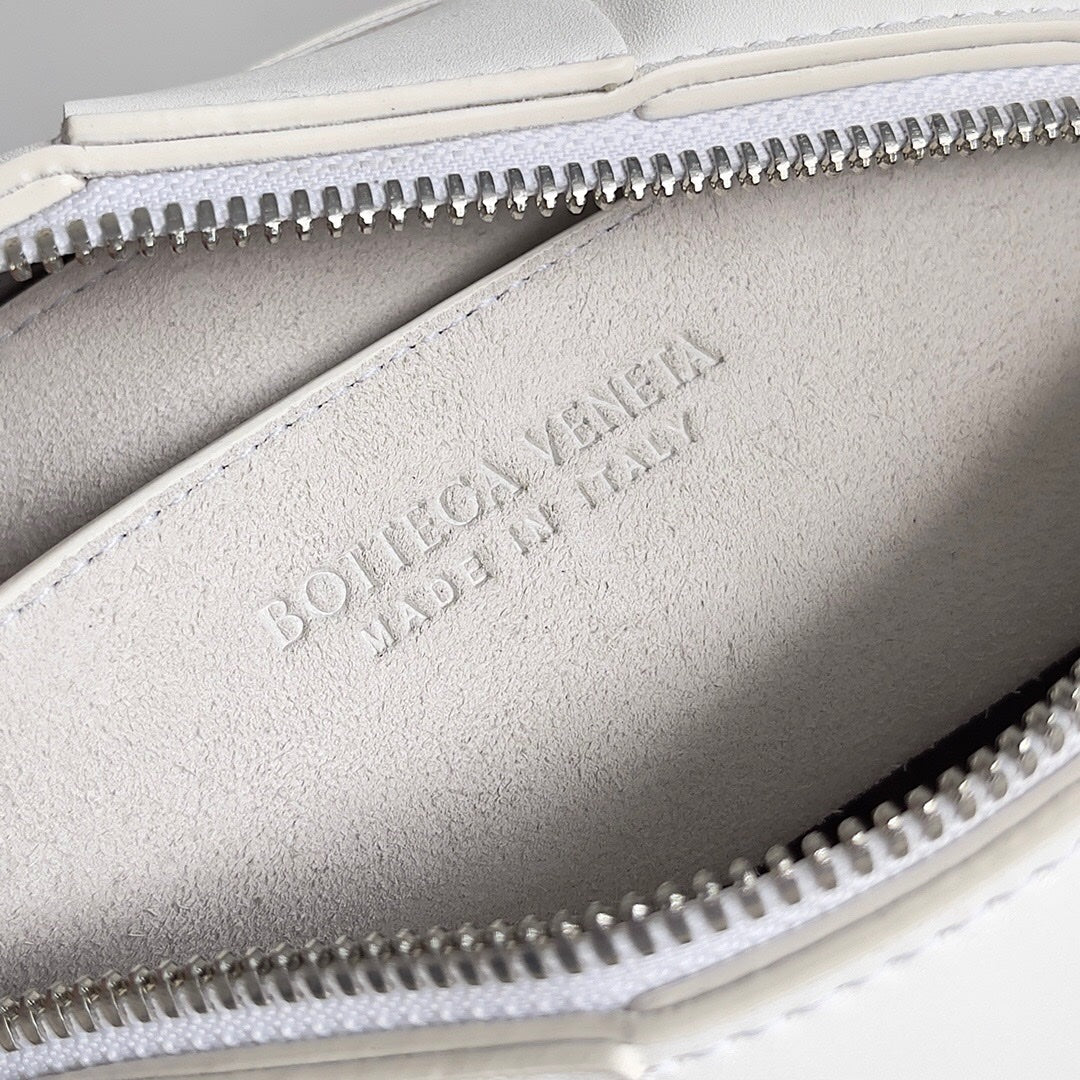 BV スモールブリック 24cm ホワイト ラムスキン