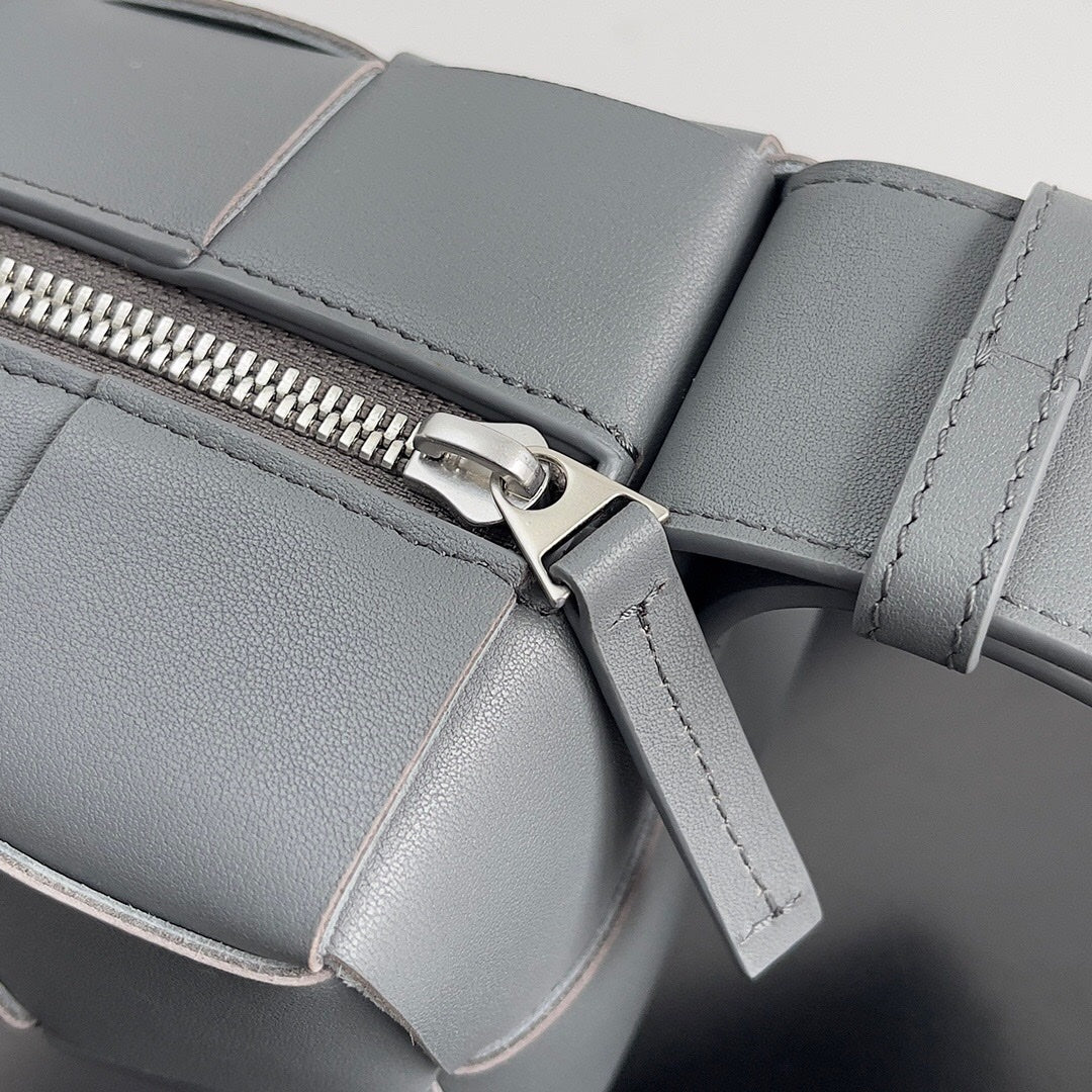 BV スモールブリック 24cm グレー ラムスキン