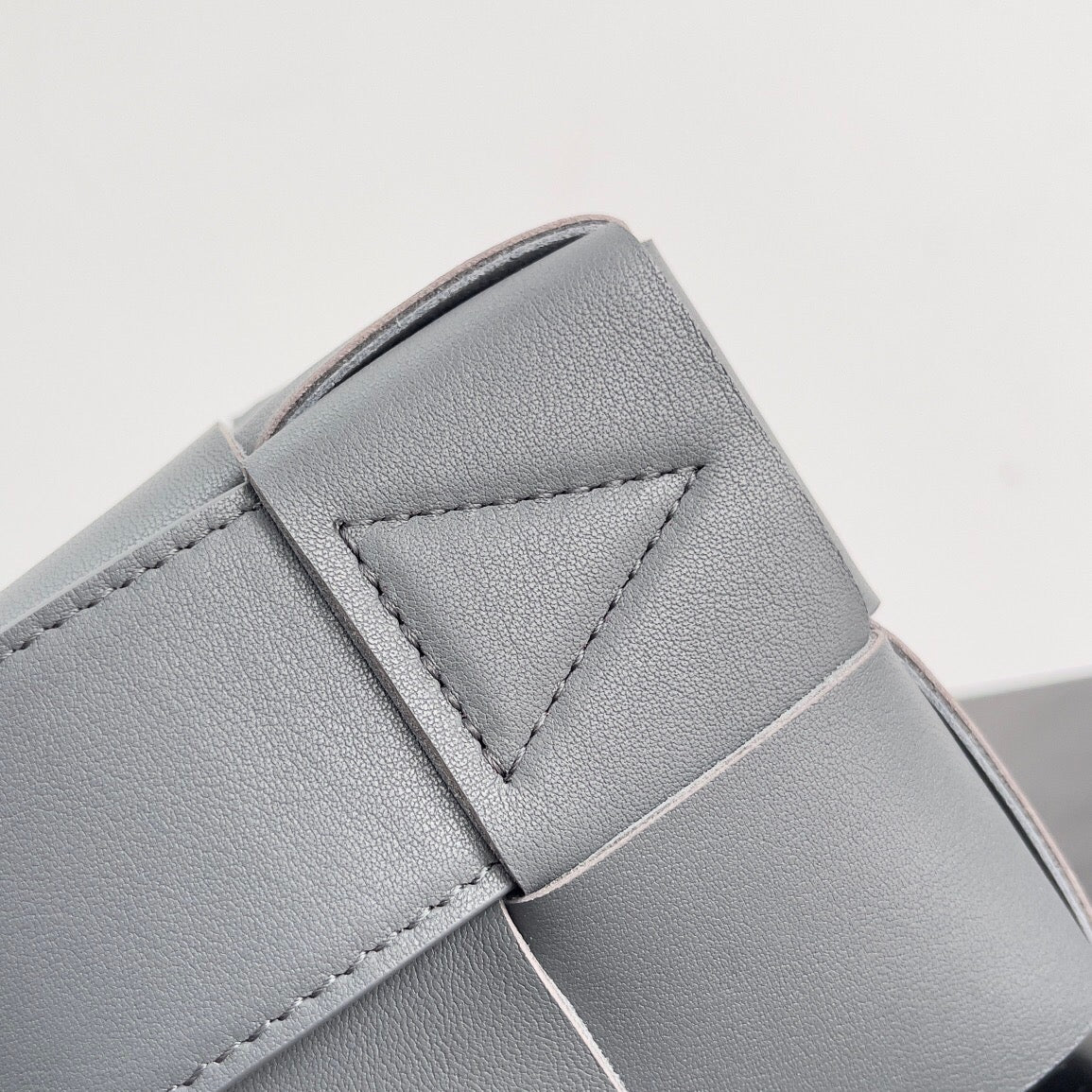 BV スモールブリック 24cm グレー ラムスキン