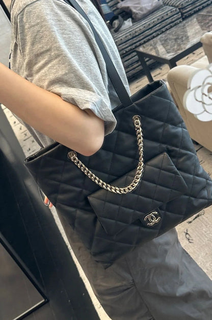 Sac fourre-tout CC 19 33 cm en cuir d'agneau noir et matériel doré
