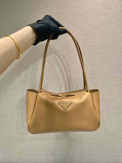 Grand sac à main en cuir de veau beige Pra 28 