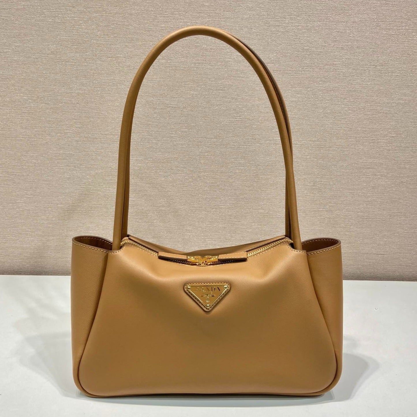 Grand sac à main en cuir de veau beige Pra 28 
