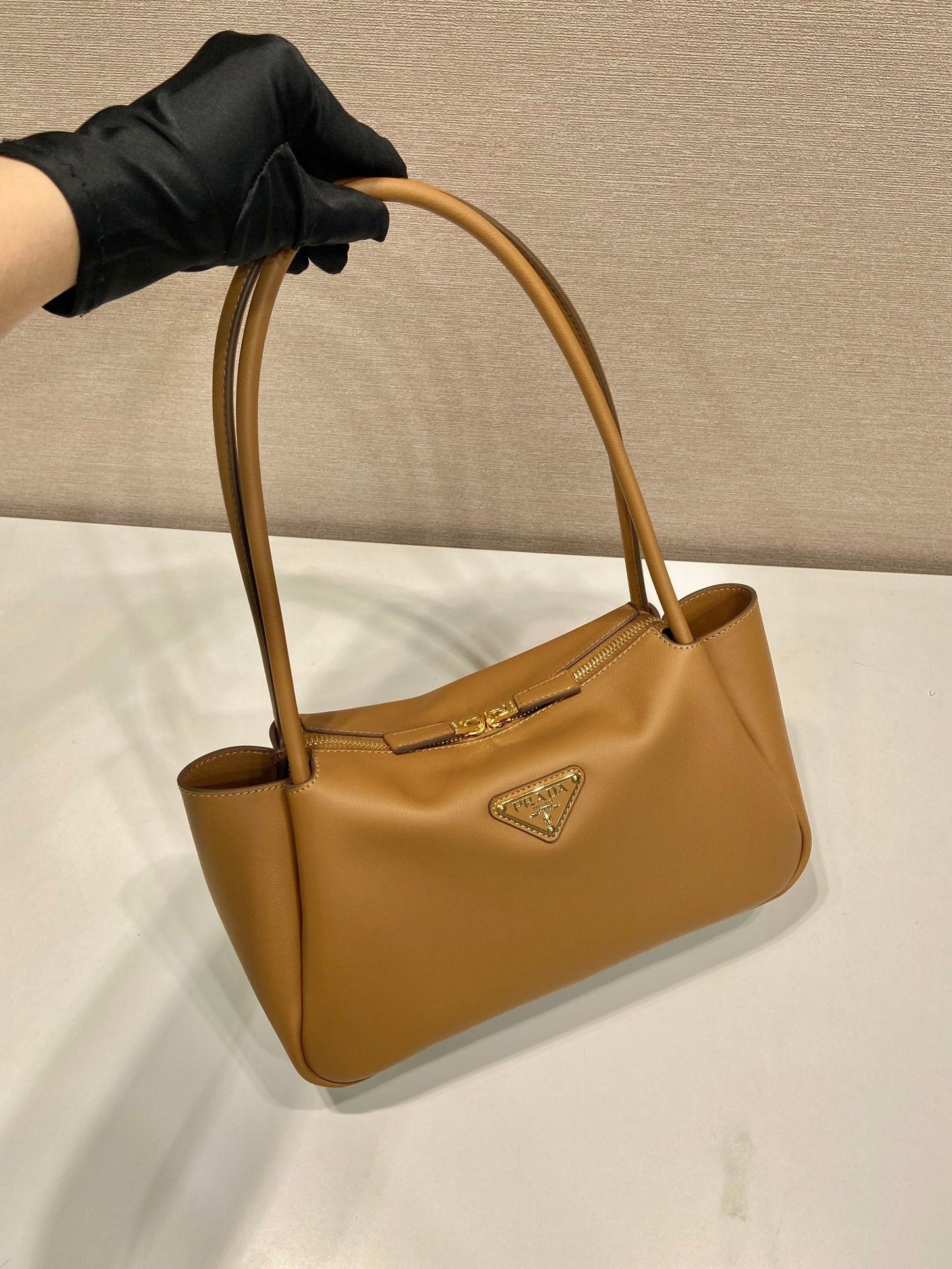 Grand sac à main en cuir de veau beige Pra 28 