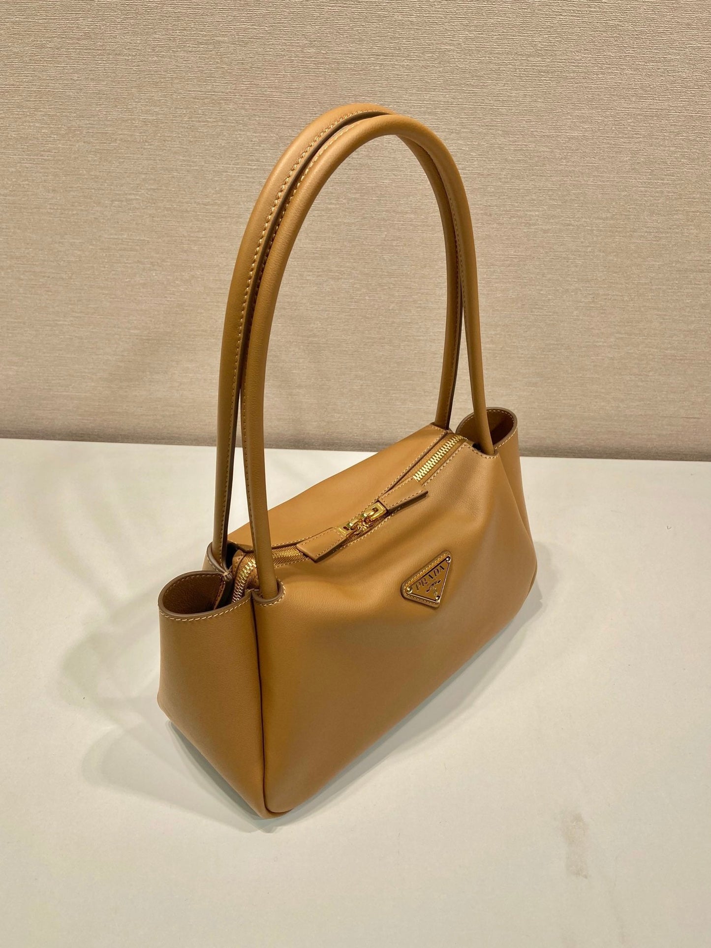 Grand sac à main en cuir de veau beige Pra 28 