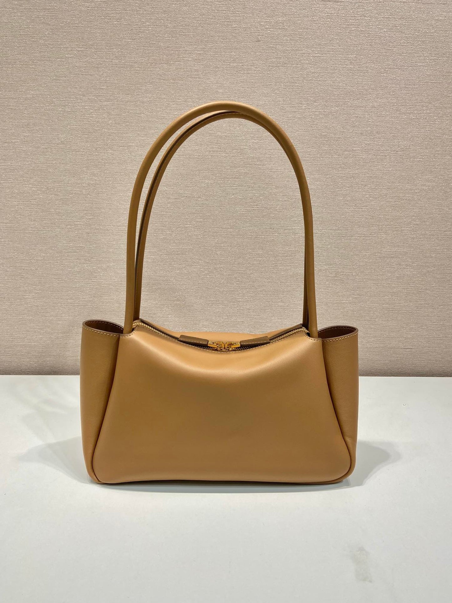 Grand sac à main en cuir de veau beige Pra 28 