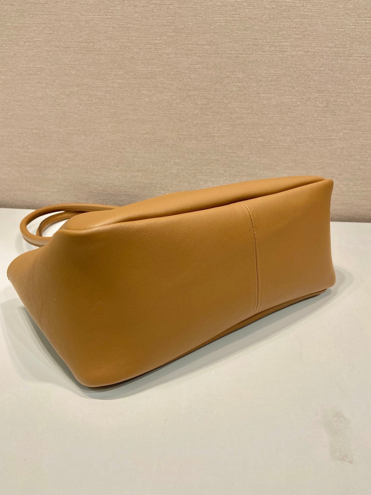 Grand sac à main en cuir de veau beige Pra 28 