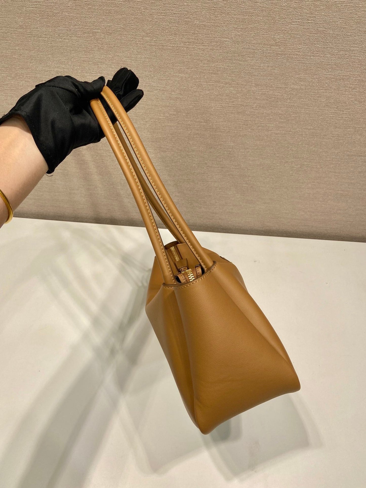 Grand sac à main en cuir de veau beige Pra 28 