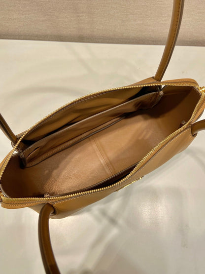 Grand sac à main en cuir de veau beige Pra 28 