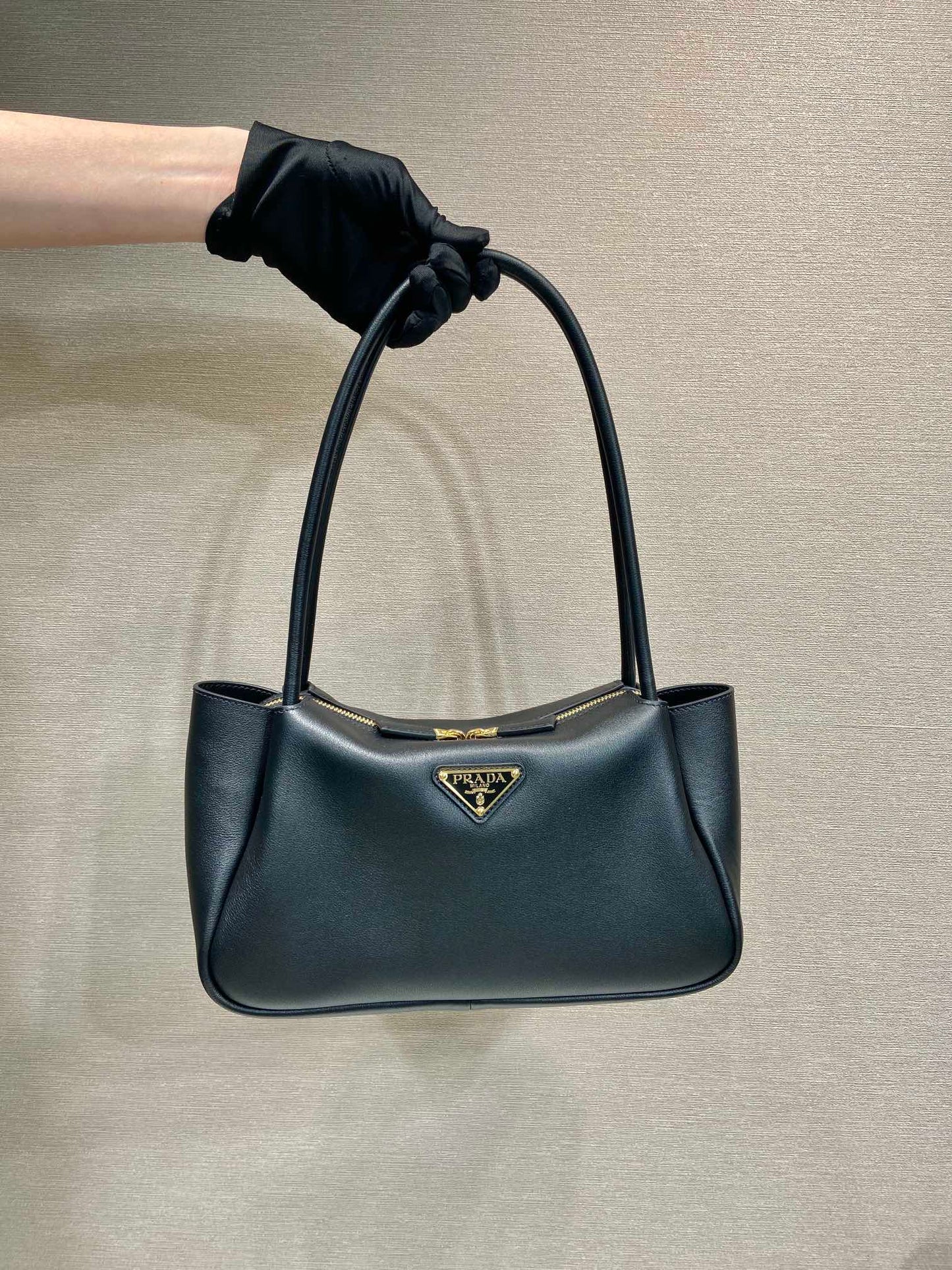 Grand sac à main en cuir de veau noir PRA 28 