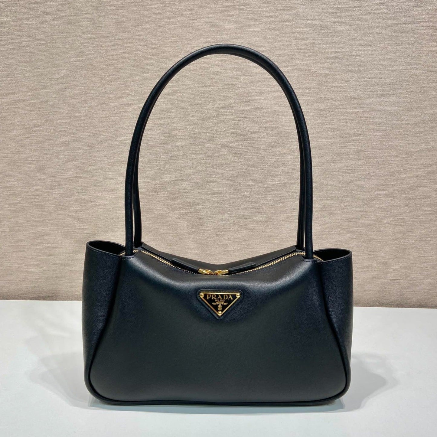 Grand sac à main en cuir de veau noir PRA 28 