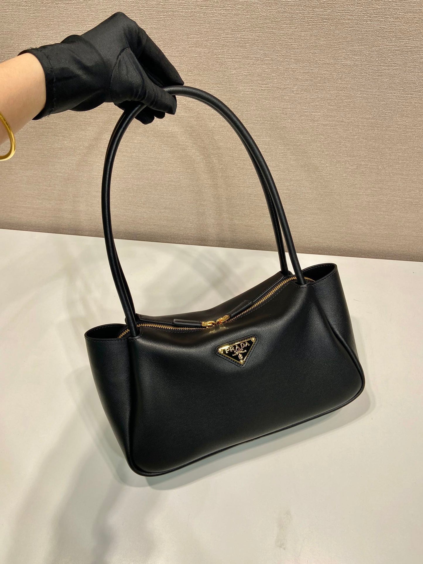 Grand sac à main en cuir de veau noir PRA 28 