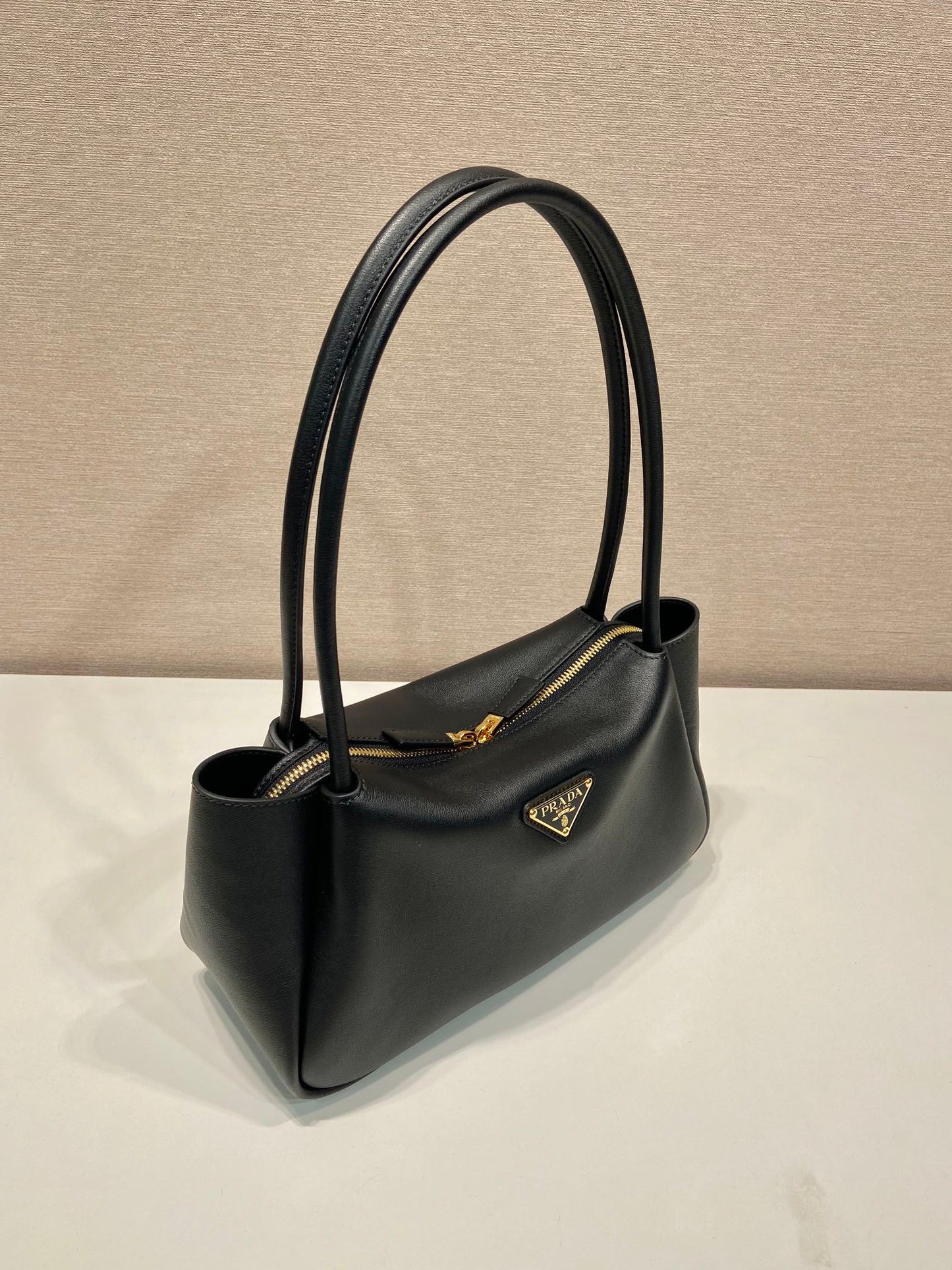 Grand sac à main en cuir de veau noir PRA 28 