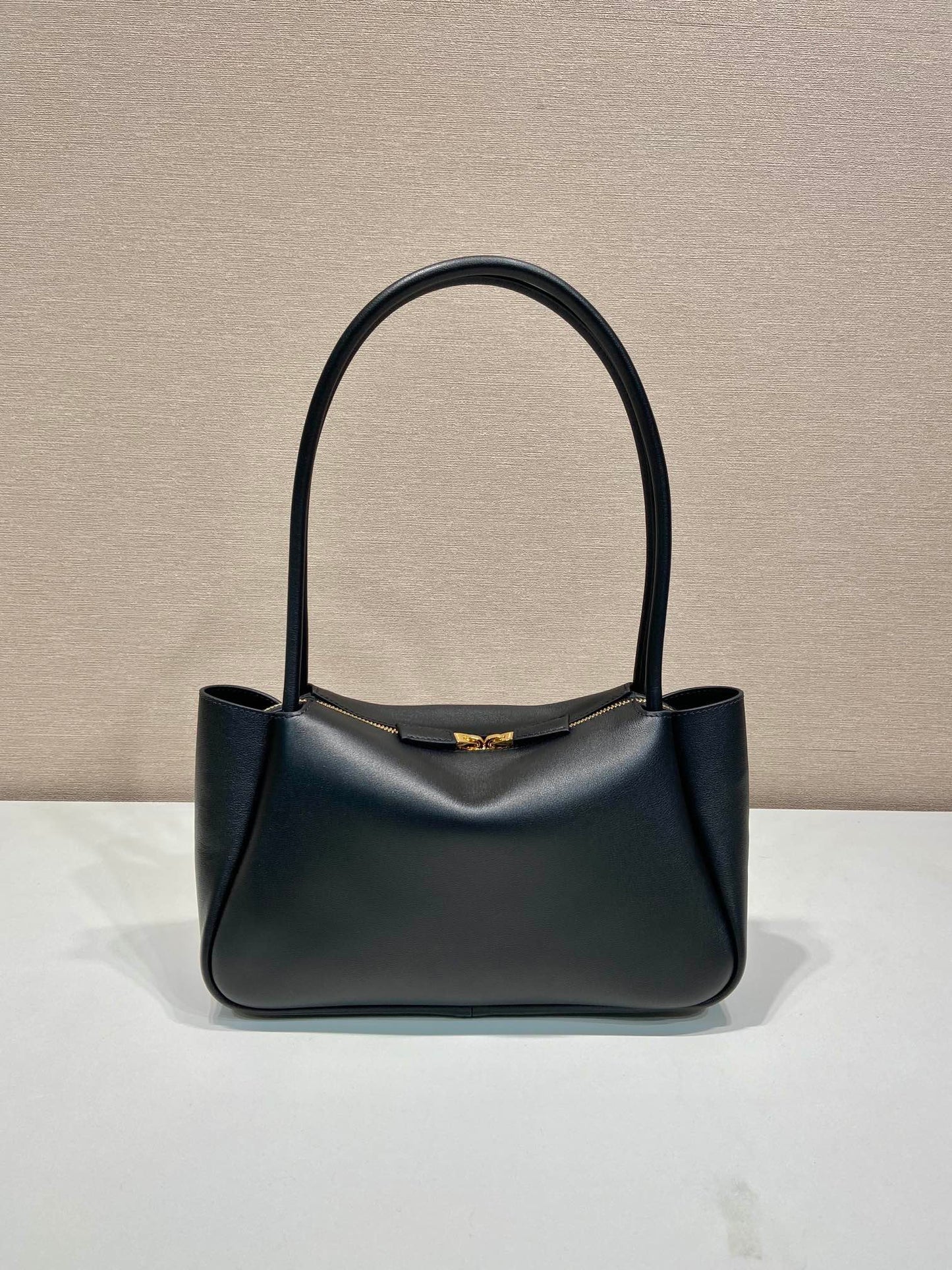 Grand sac à main en cuir de veau noir PRA 28 
