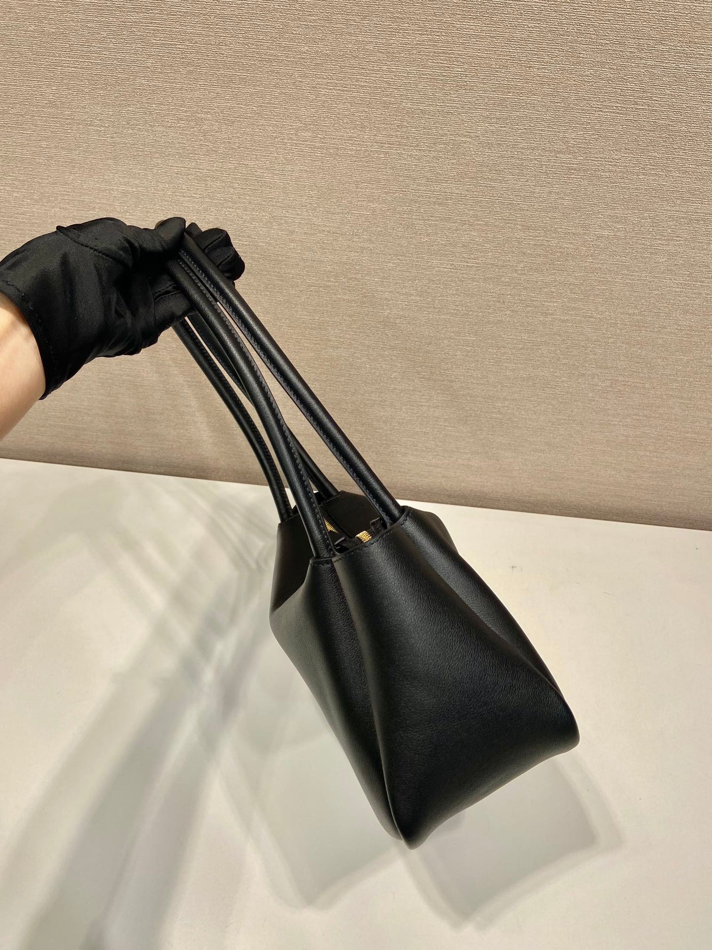 Grand sac à main en cuir de veau noir PRA 28 