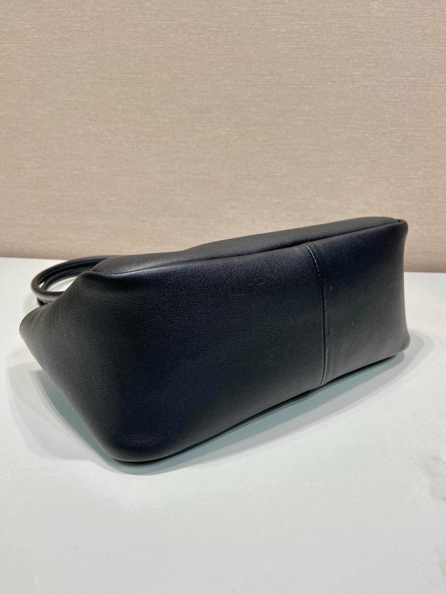 Grand sac à main en cuir de veau noir PRA 28 
