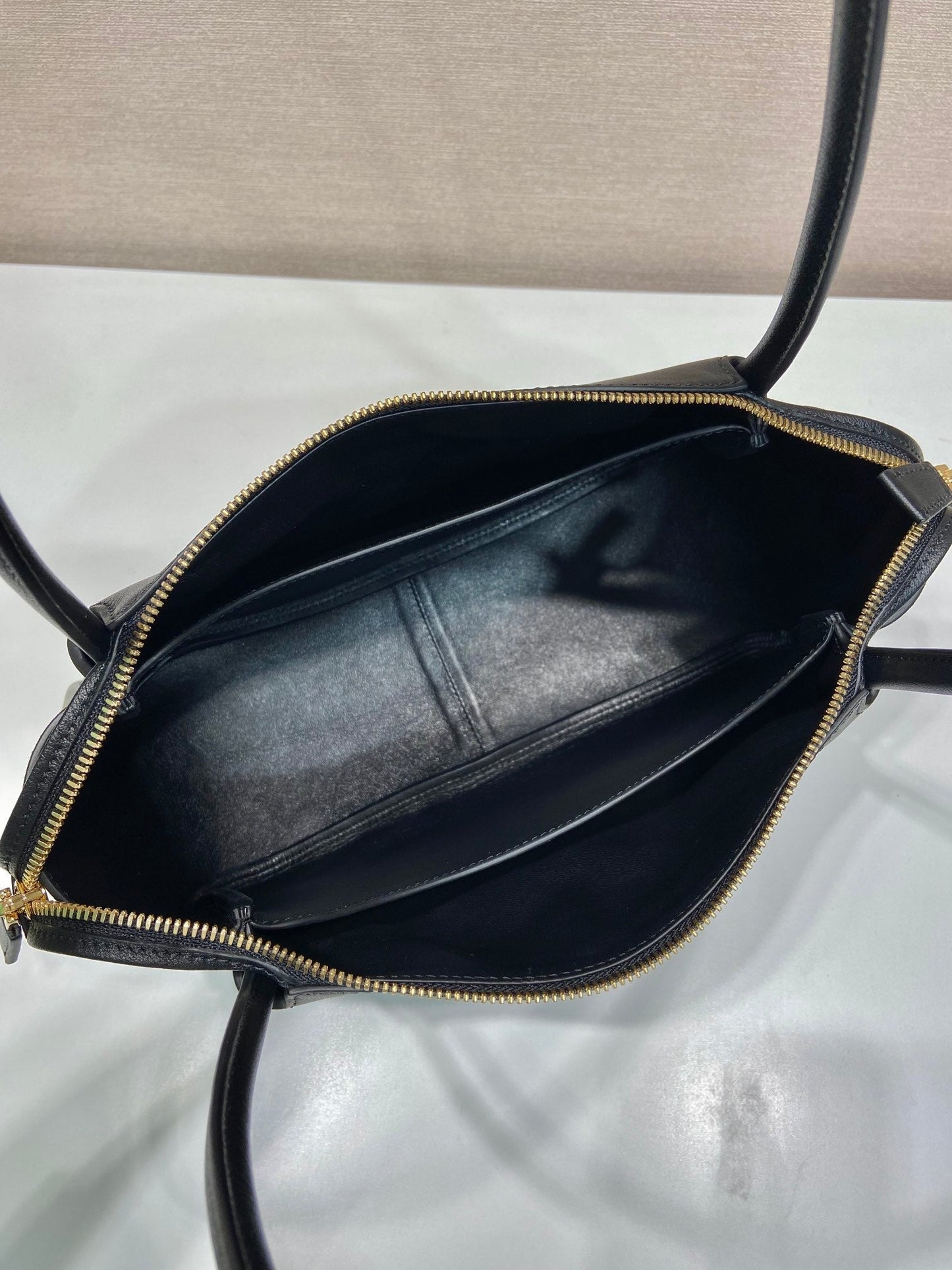 Grand sac à main en cuir de veau noir PRA 28 