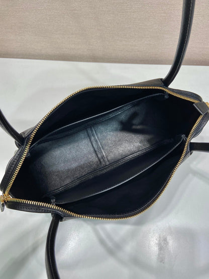 Grand sac à main en cuir de veau noir PRA 28 