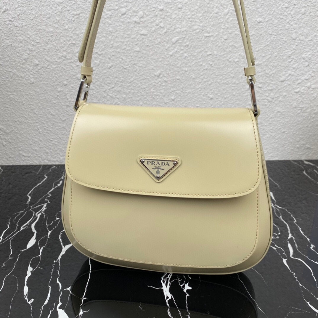 CLEO 24 ベージュ ブラッシュドレザー ショルダーバッグ