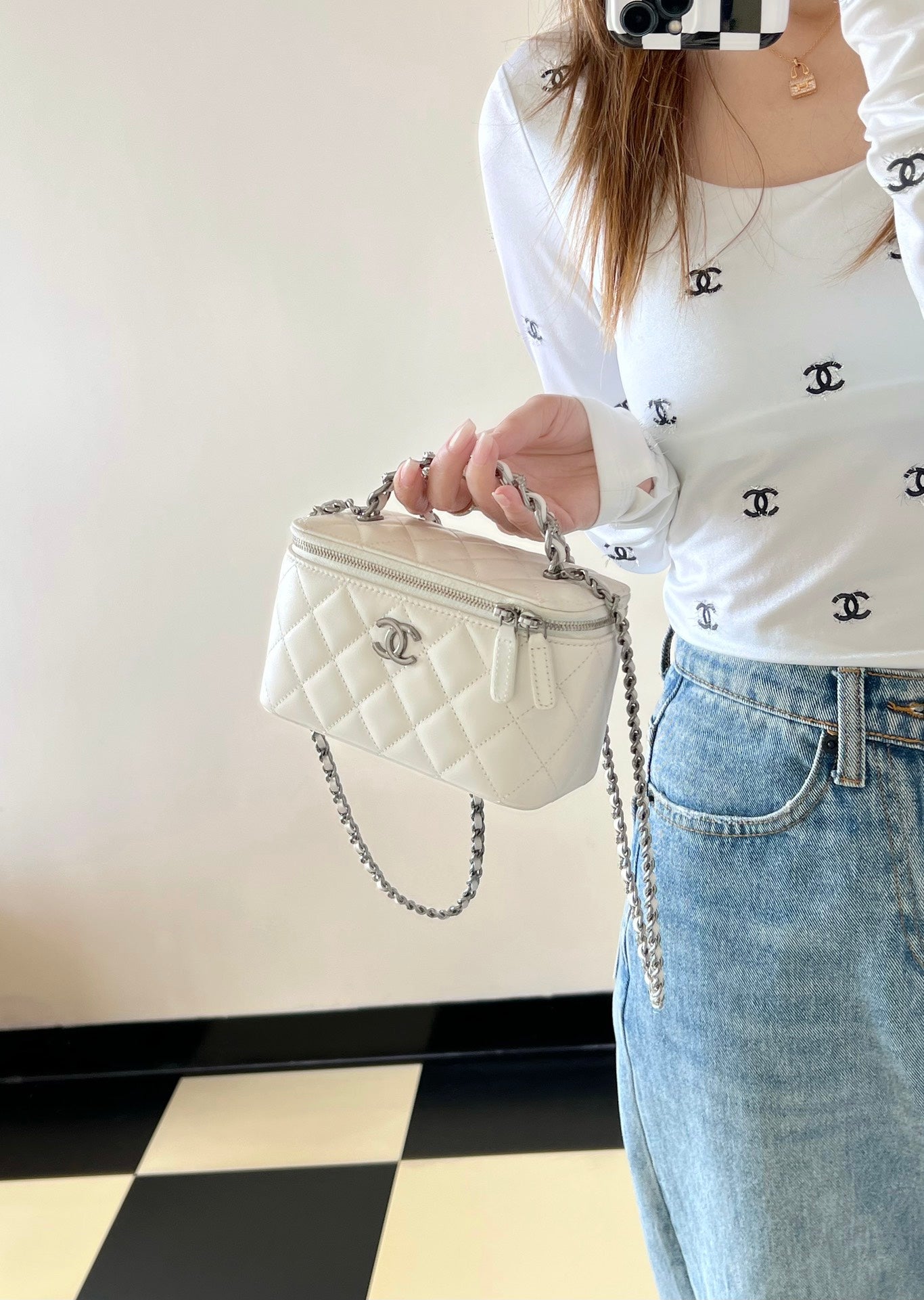 TROUSSE DE VANITY CC 17 EN CUIR D'AGNEAU BLANC, QUINCAILLERIE ARGENTÉE 