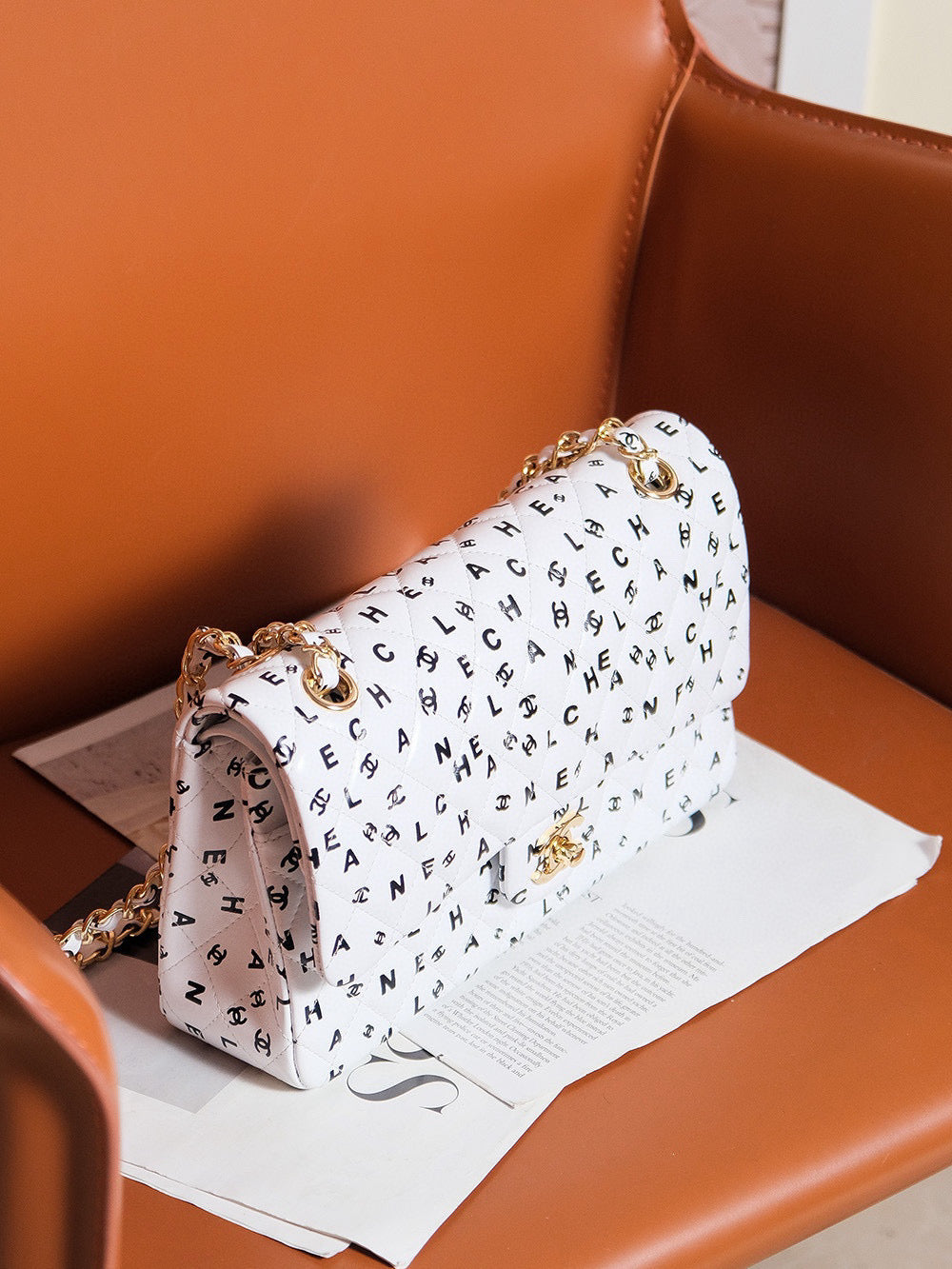 Sac à rabat 24s en cuir de veau blanc multi-logo et accessoires dorés 