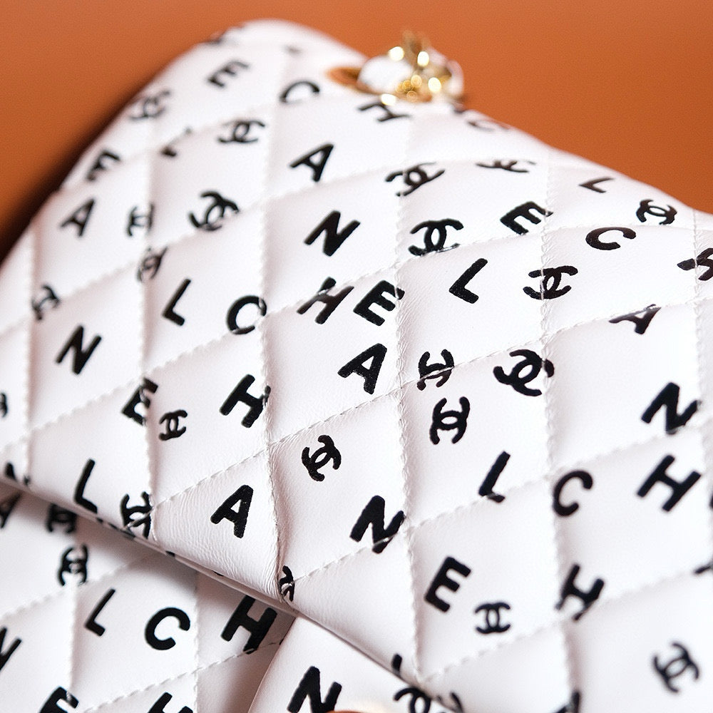 Sac à rabat 24s en cuir de veau blanc multi-logo et accessoires dorés 