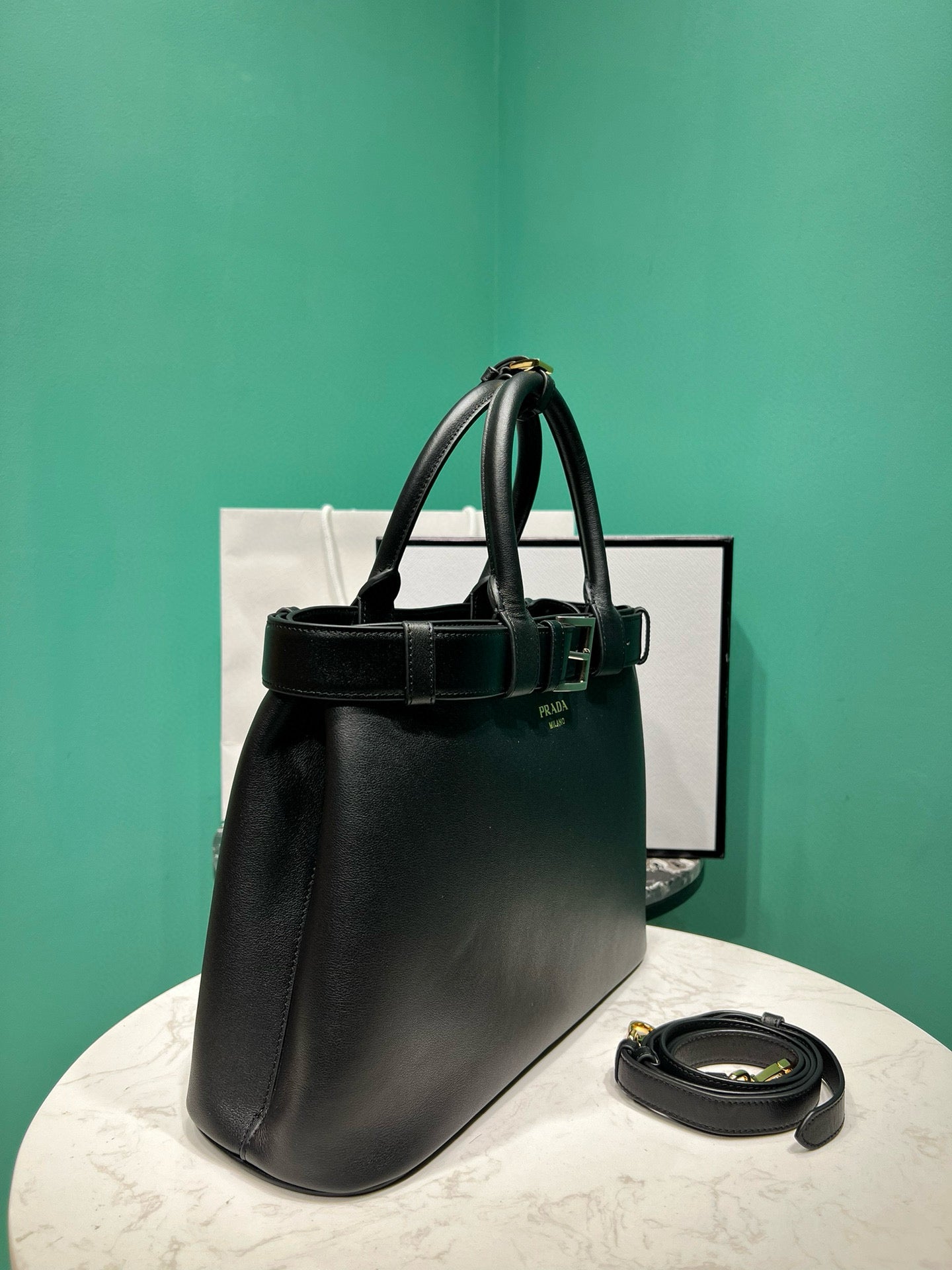 Boucle Pra Medium 35 cm en cuir de veau noir et accessoires dorés 