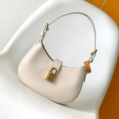sac bandoulière discret 26 cm en cuir de veau crème 