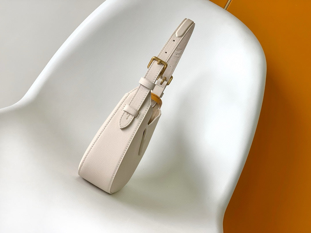 sac bandoulière discret 26 cm en cuir de veau crème 