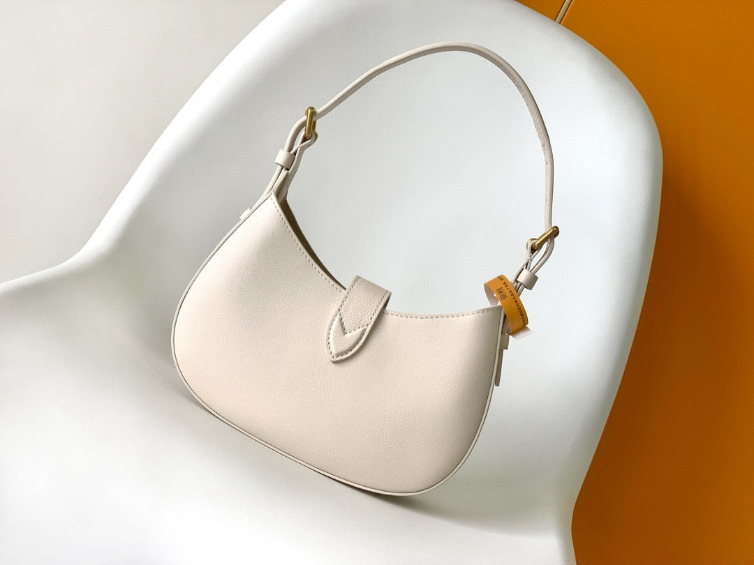 sac bandoulière discret 26 cm en cuir de veau crème 