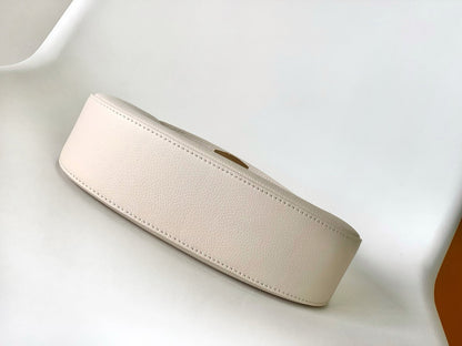 sac bandoulière discret 26 cm en cuir de veau crème 