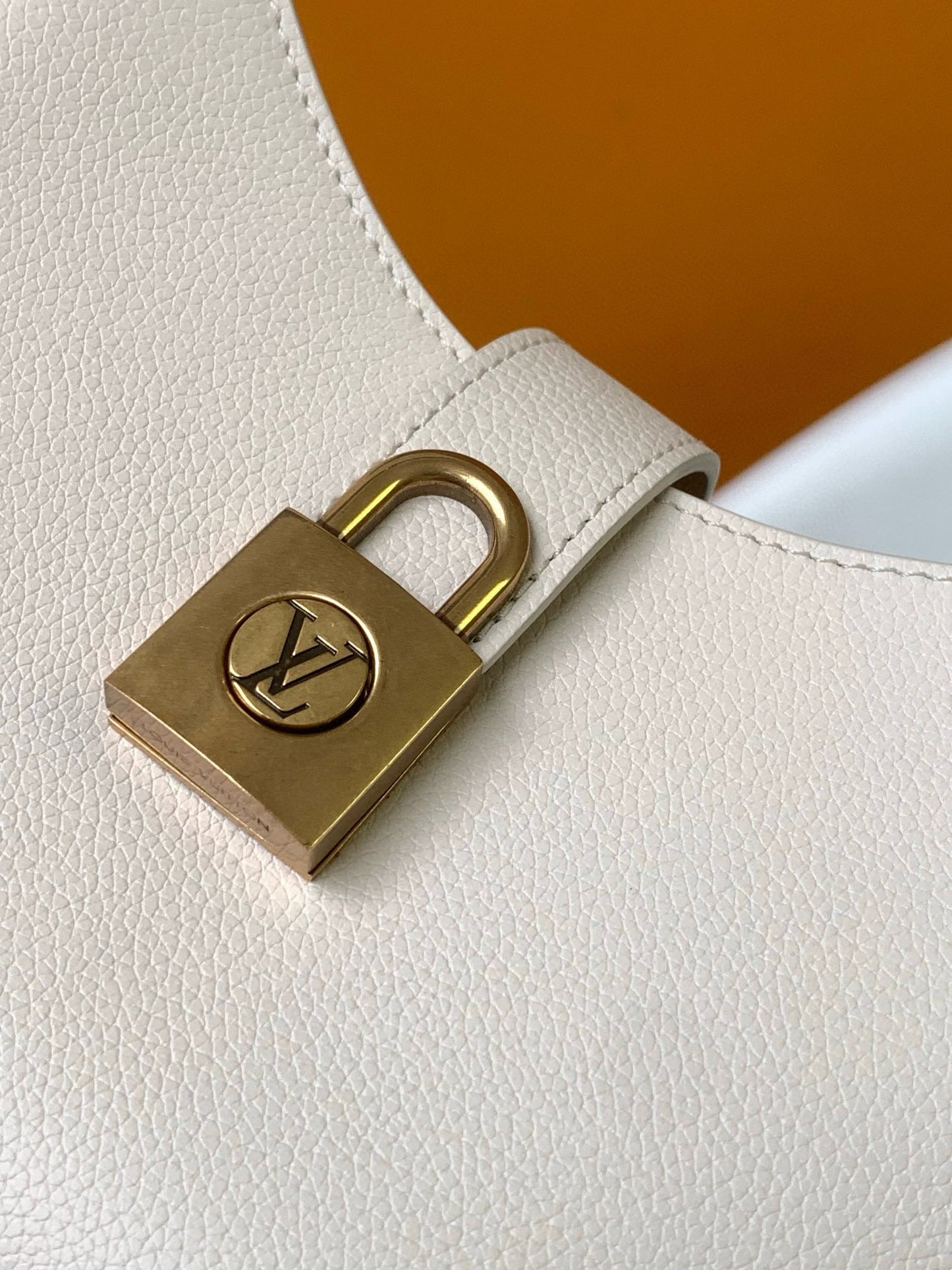 sac bandoulière discret 26 cm en cuir de veau crème 