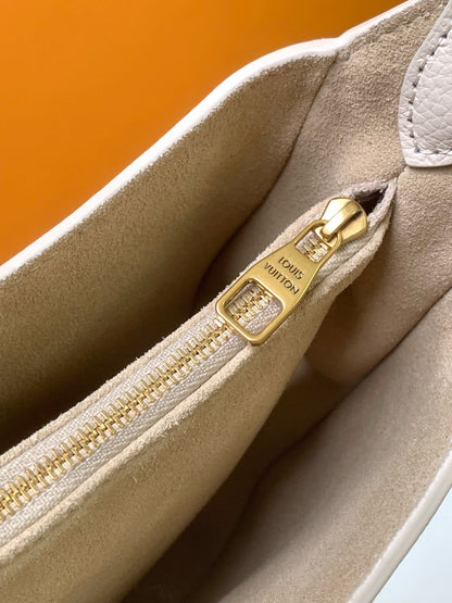 sac bandoulière discret 26 cm en cuir de veau crème 