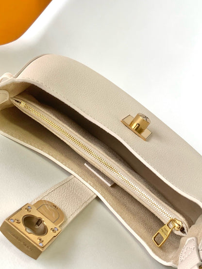 sac bandoulière discret 26 cm en cuir de veau crème 