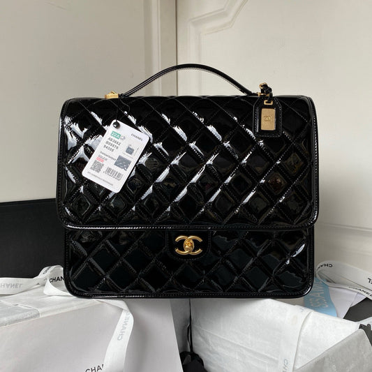 Grand sac à dos CC 31 cm en cuir de veau verni noir avec accessoires dorés